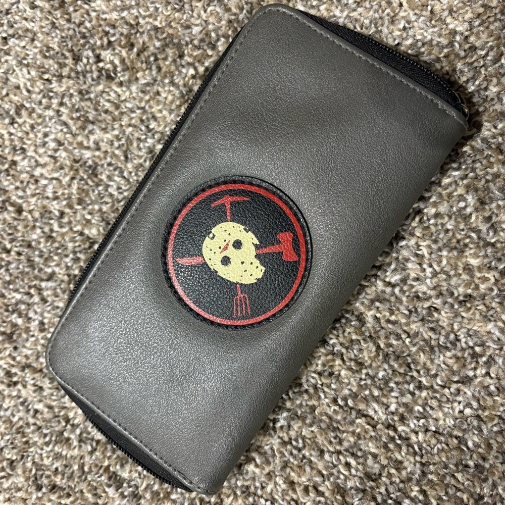 Stylish Gray Wallet with Iconic Design